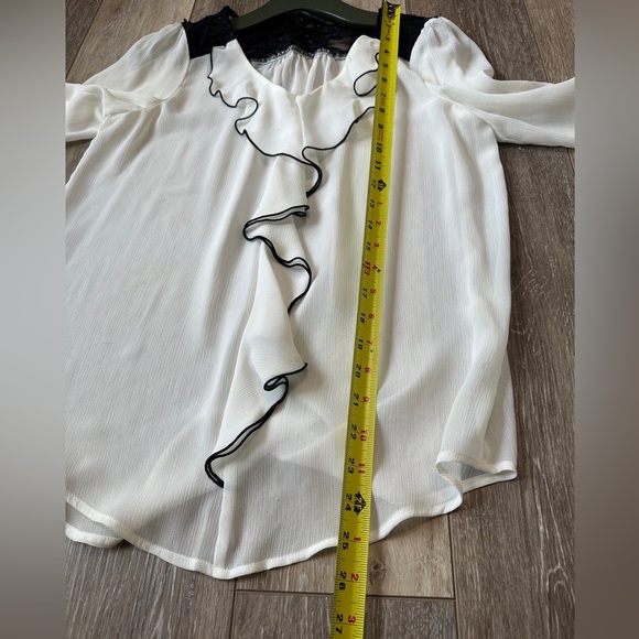 IZ Byer off white ruffle front blouse size Medium - Picture 4 of 5